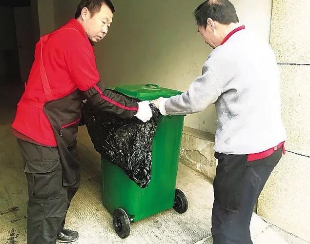 中心城区两辆餐厨垃圾收集车上岗，餐厨垃圾处理迈入新阶段